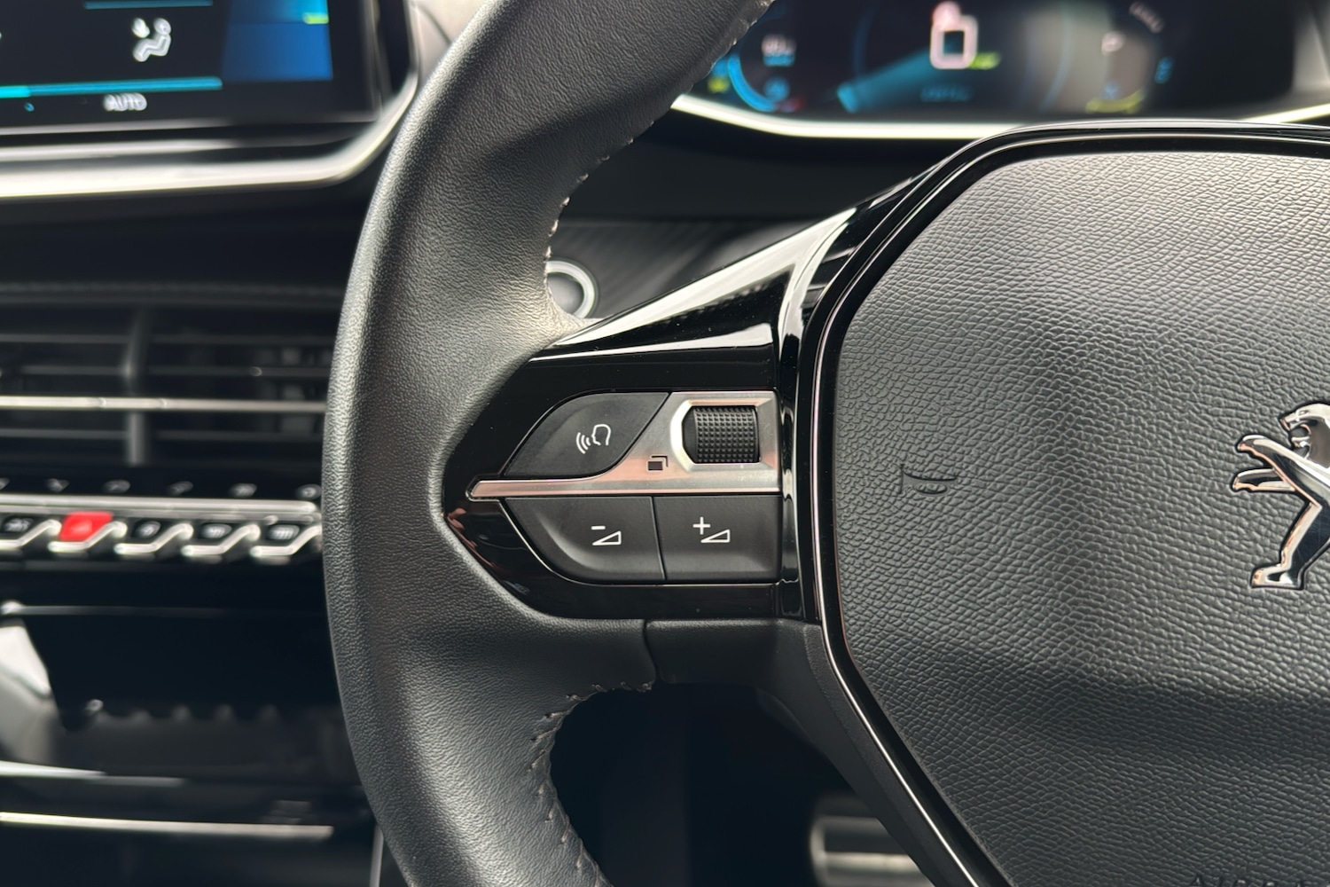 Used Peugeot E-2008 2022 for sale - 76476251: Photo 17