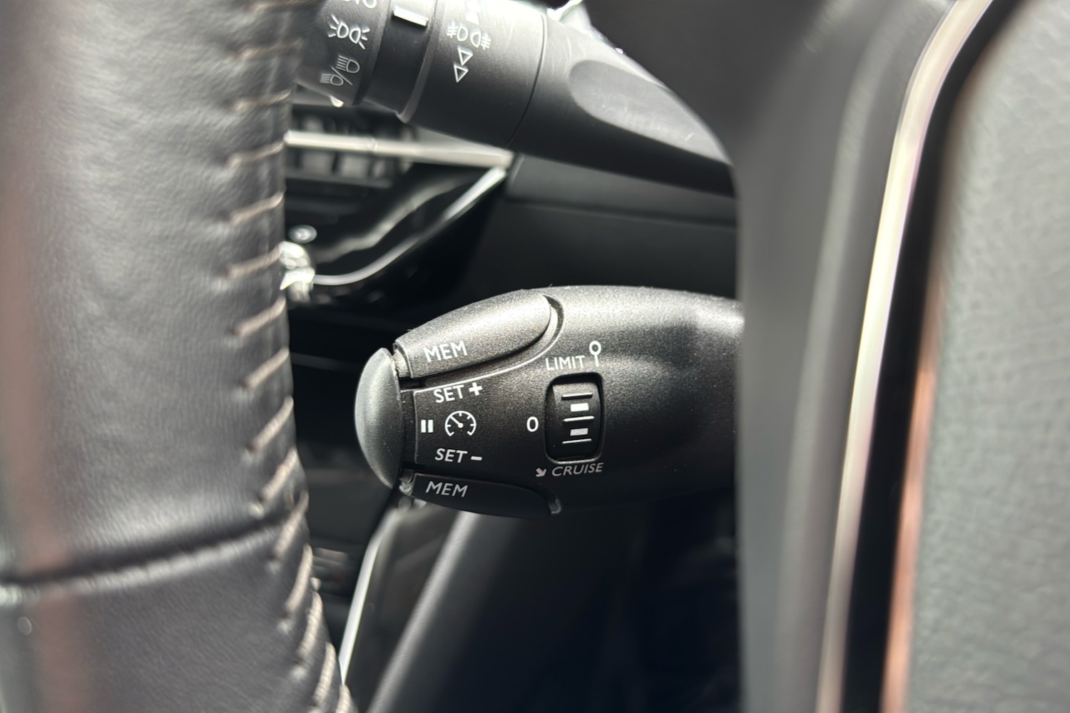 Used Peugeot E-2008 2022 for sale - 76476251: Photo 37