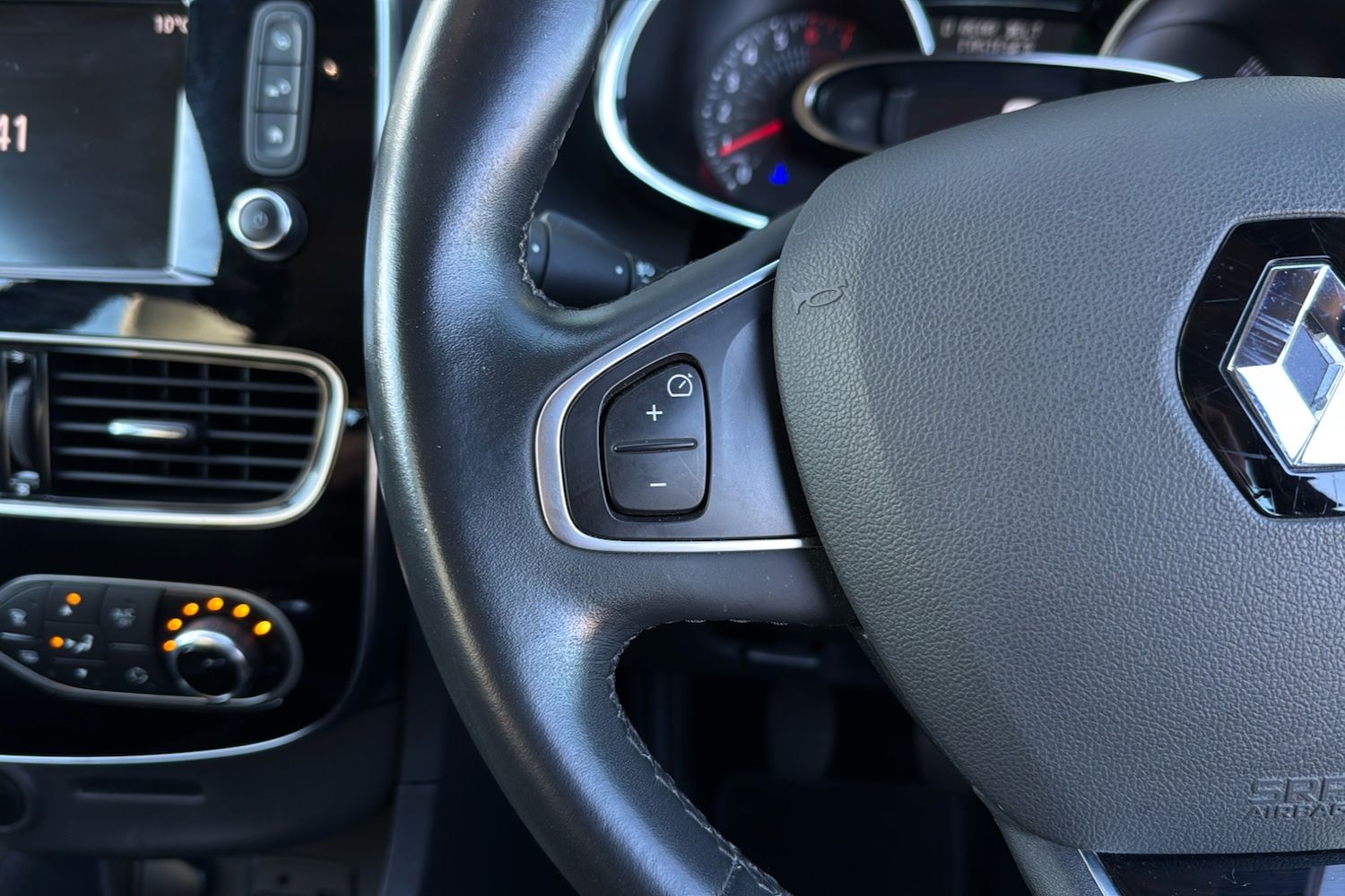 Used Renault Clio 2017 for sale - 76339429: Photo 17