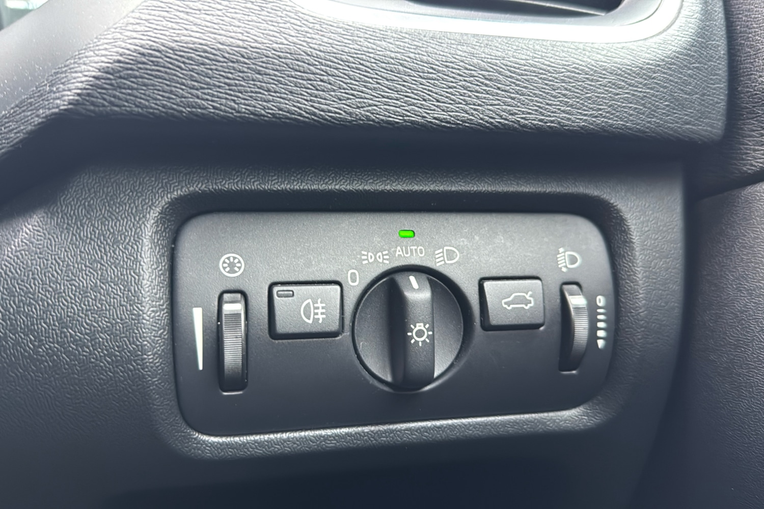 Used Volvo V40 2015 for sale - 77459114: Photo 27