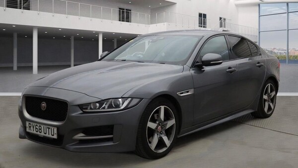 Used Jaguar XE 2019 for sale - 76147917: Photo 2