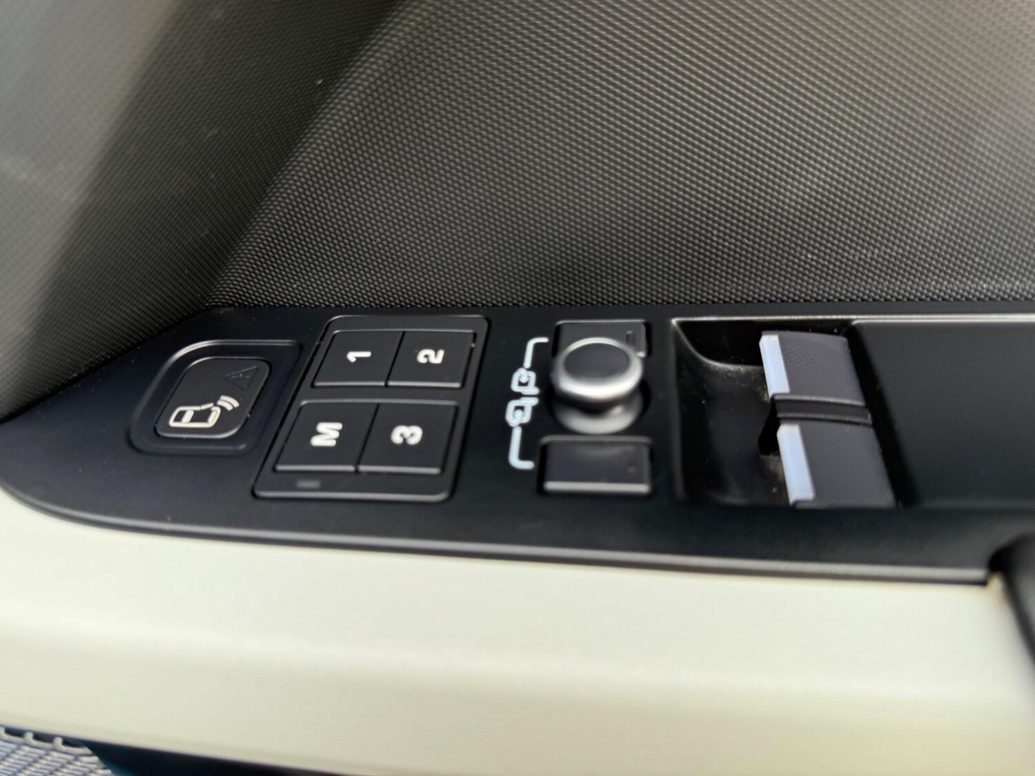 Used Land Rover Defender 110 for sale - 77723945: Photo 43