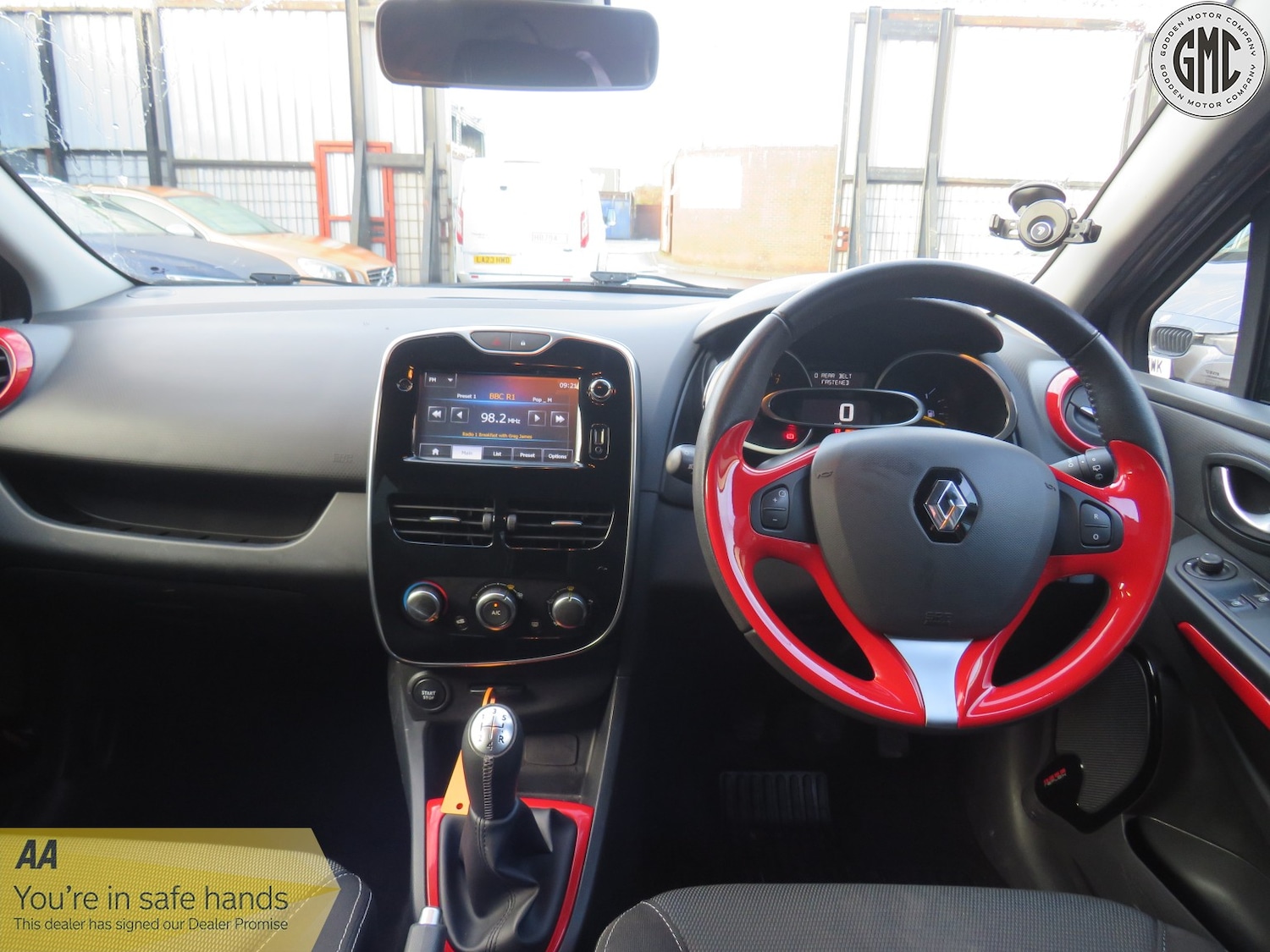 Used Renault Clio 2015 for sale - 77385360: Photo 2