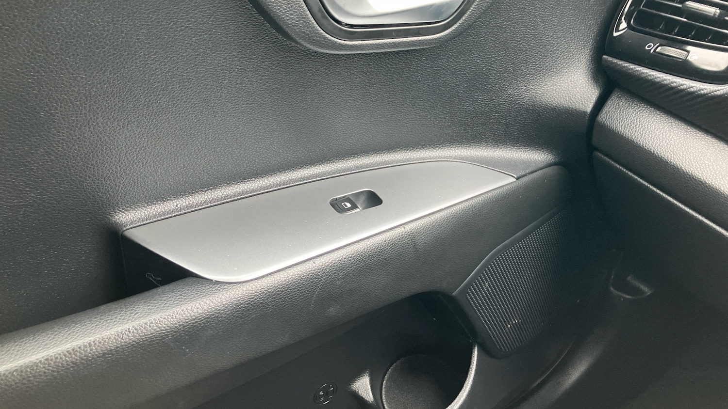 Used Kia Stonic 2023 for sale - 77803518: Photo 48