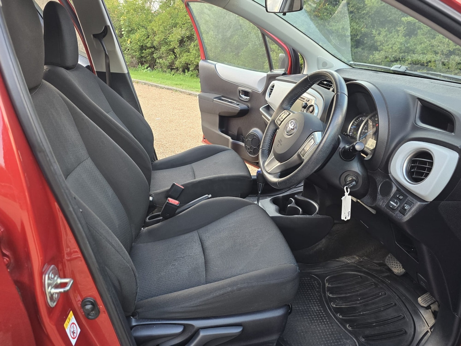 Used Toyota Yaris 2013 for sale - 76610813: Photo 35