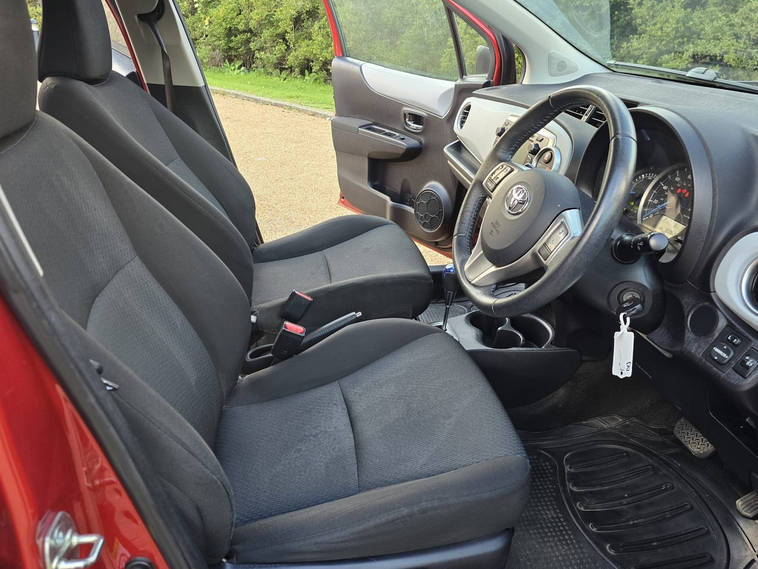 Used Toyota Yaris 2013 for sale - 76610813: Photo 36