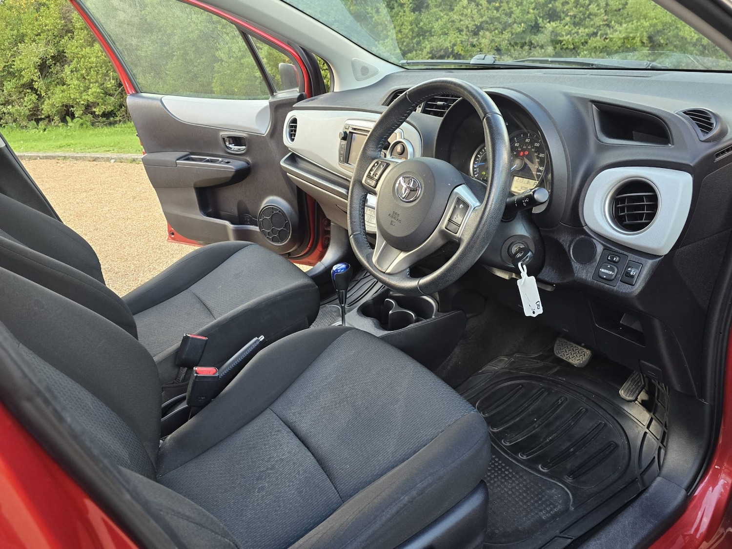 Used Toyota Yaris 2013 for sale - 76610813: Photo 37