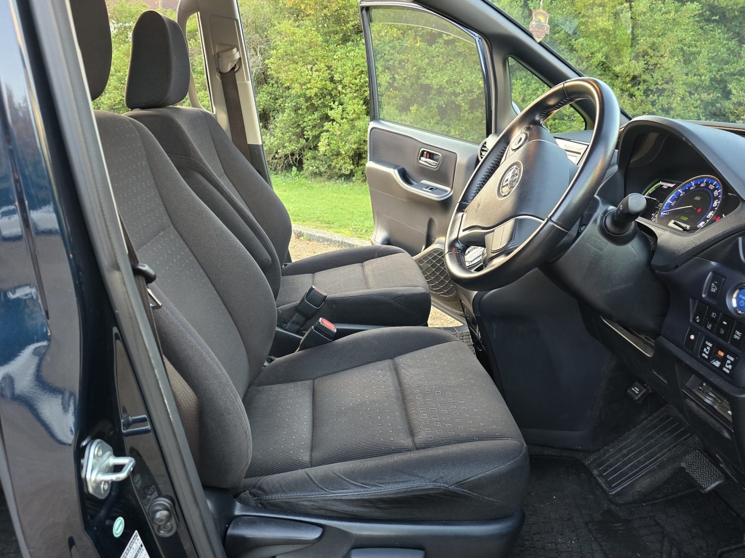 Used Toyota Voxy 2016 for sale - 76519802: Photo 44