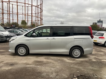 Used Toyota Noah 2015 for sale - 76722064: Photo