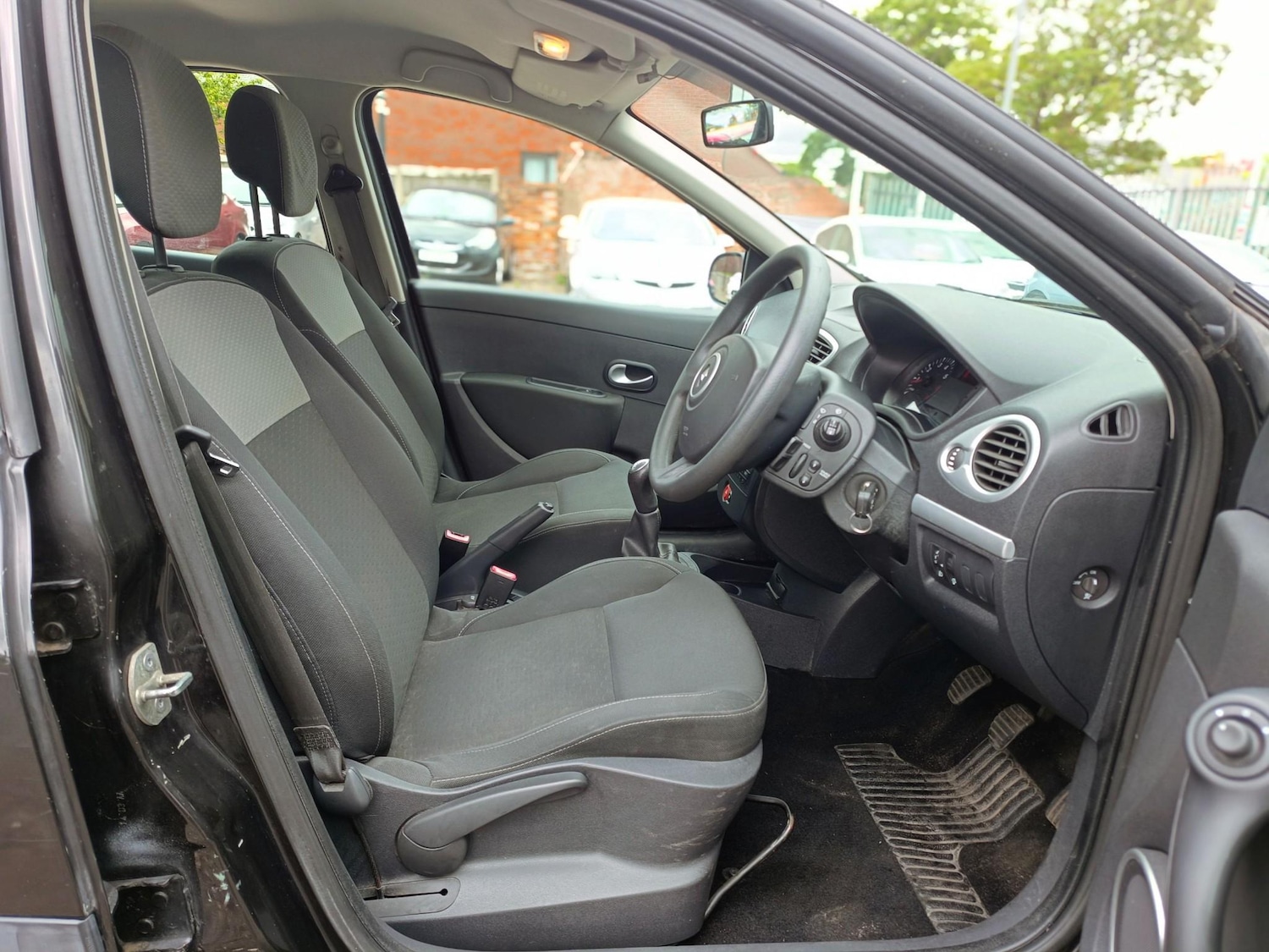 Used Renault Clio 2009 for sale - 76659342: Photo 24