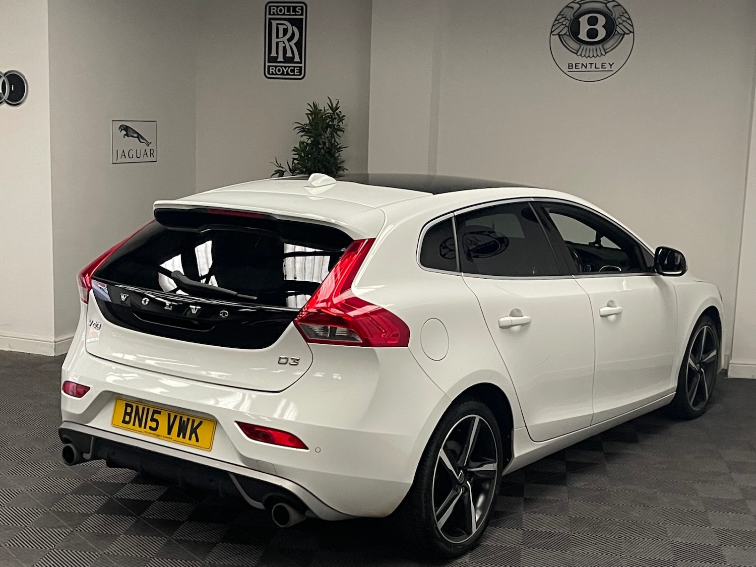 Used Volvo V40 2015 for sale - 77062325: Photo 2