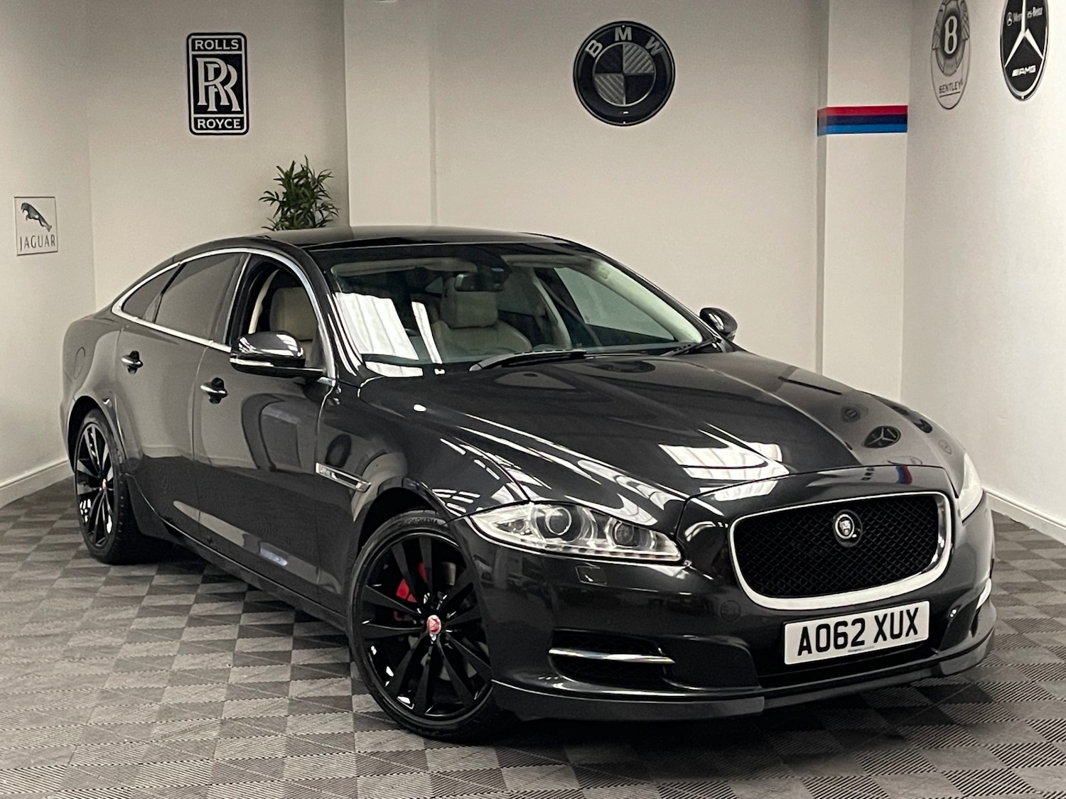 Used Jaguar XJ 2013 for sale - 76057878: Photo 1