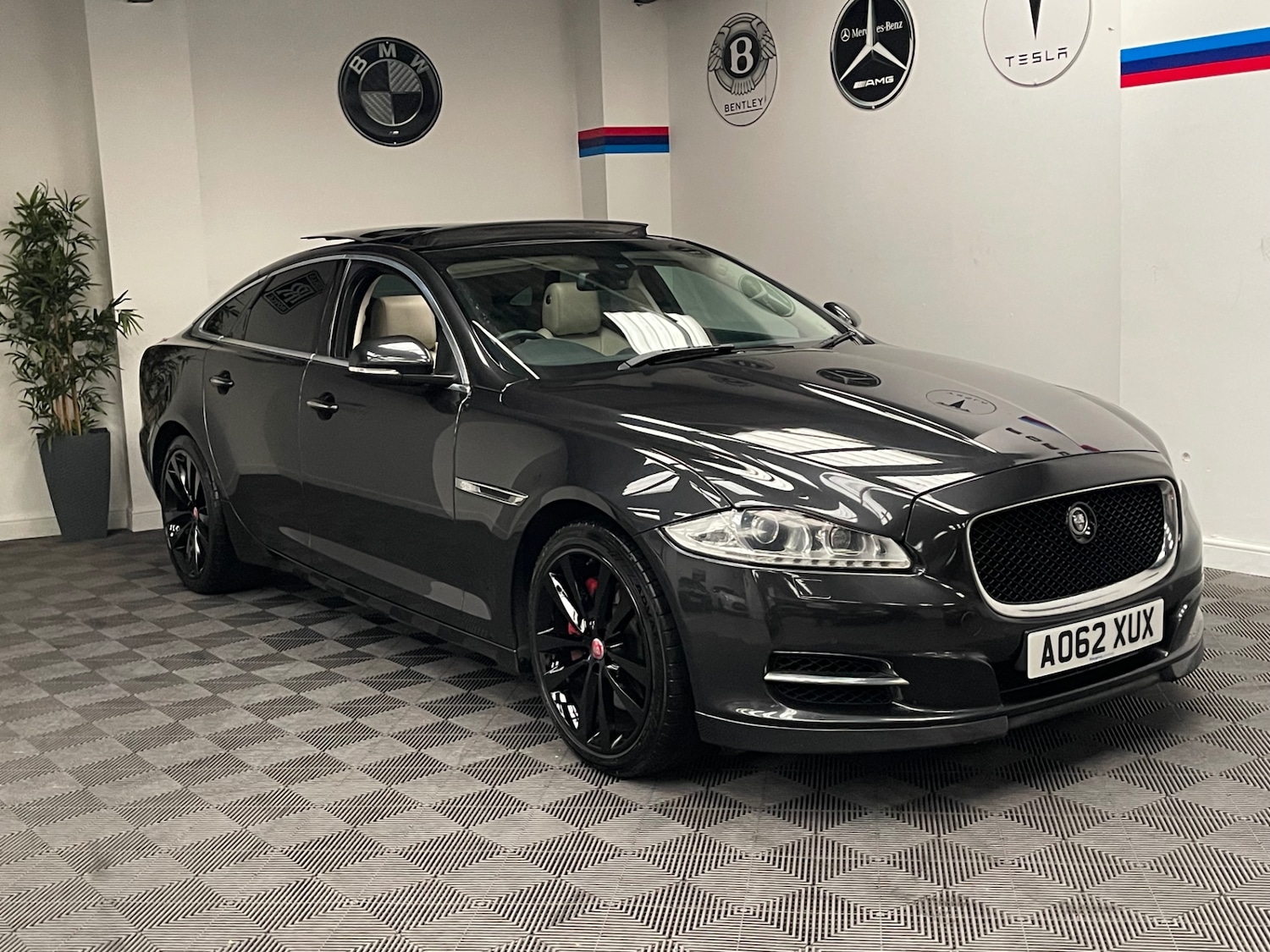 Used Jaguar XJ 2013 for sale - 76057878: Photo 16