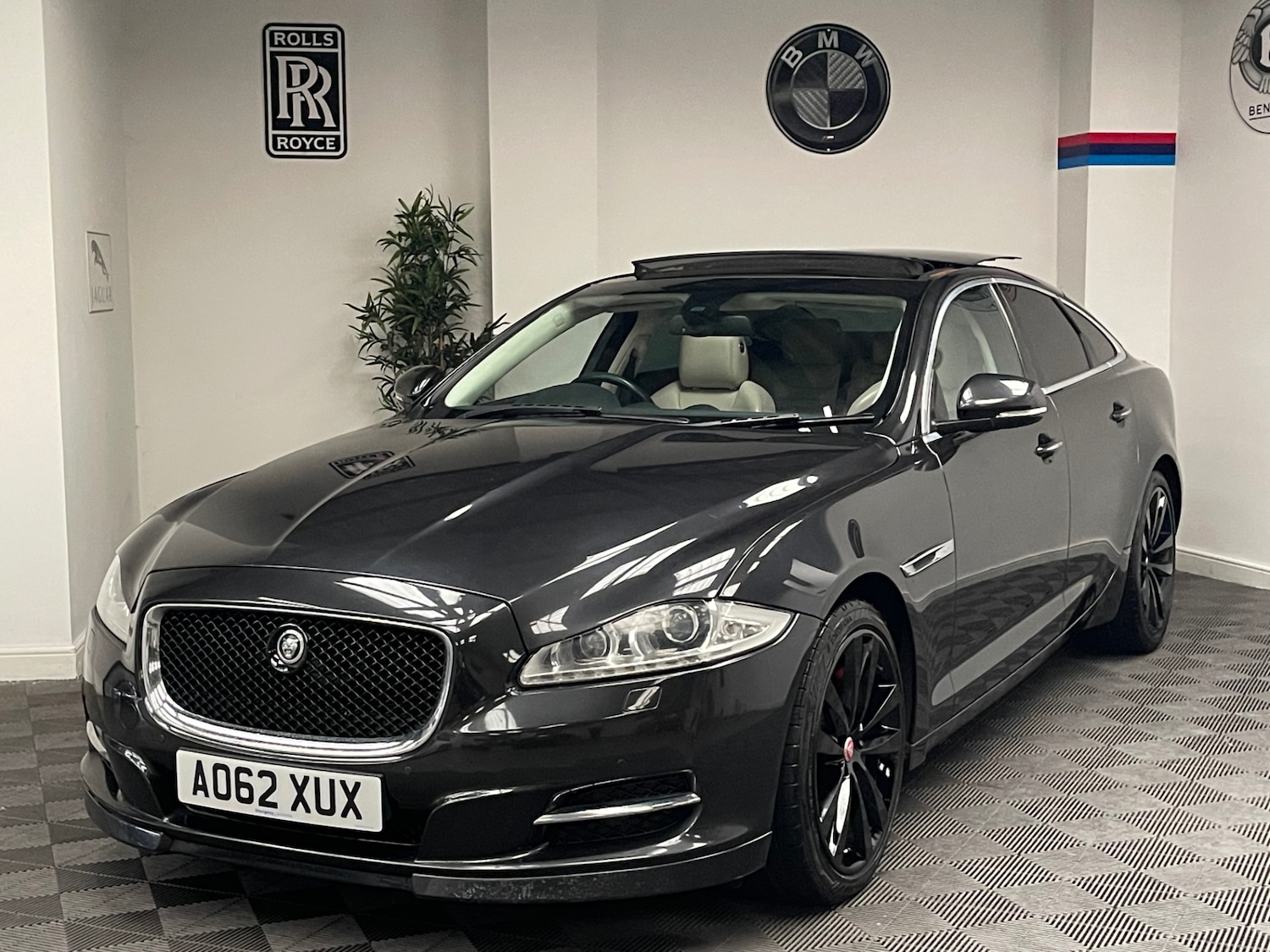 Used Jaguar XJ 2013 for sale - 76057878: Photo 2