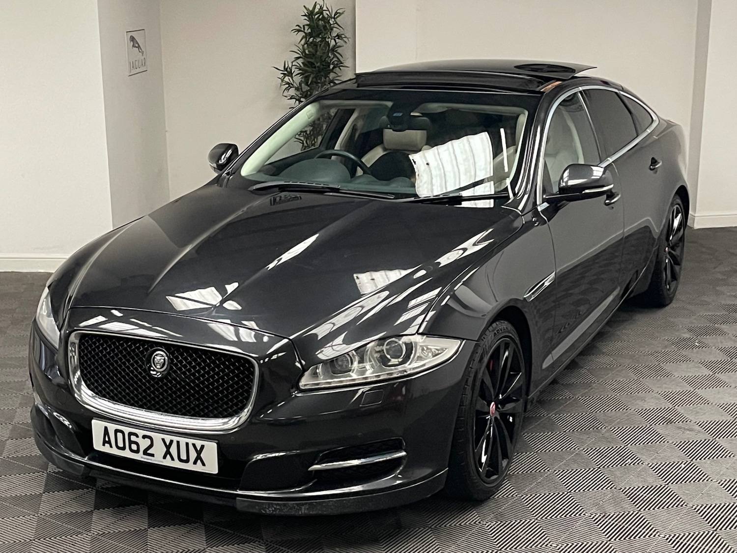 Used Jaguar XJ 2013 for sale - 76057878: Photo 23
