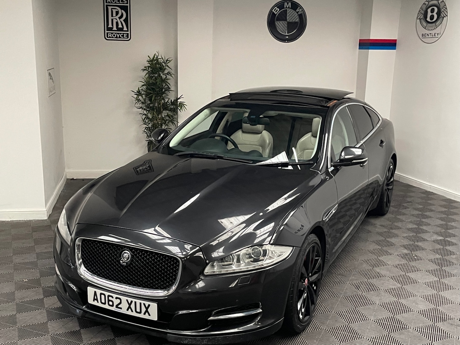 Used Jaguar XJ 2013 for sale - 76057878: Photo 26