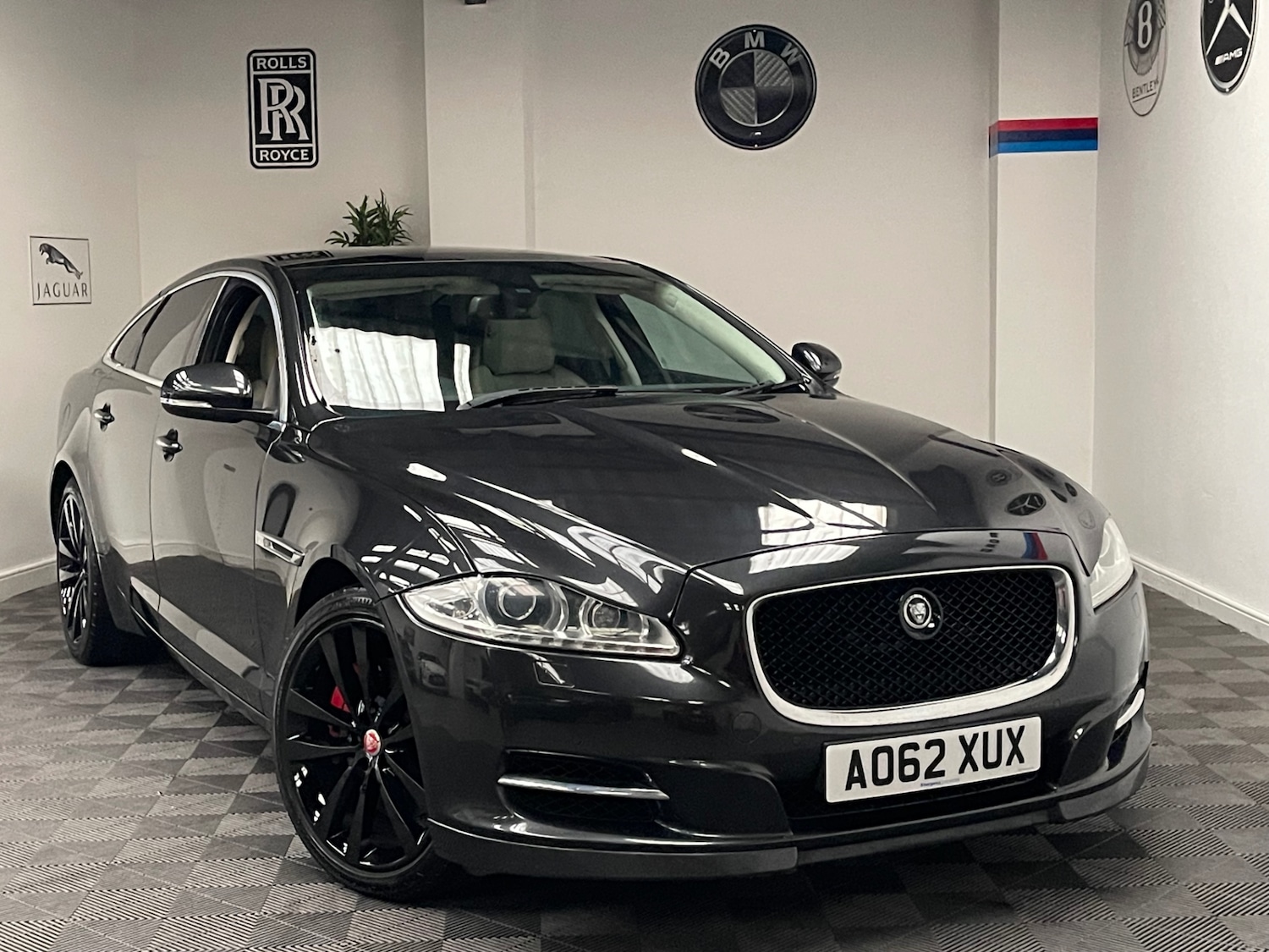 Used Jaguar XJ 2013 for sale - 76057878: Photo 3