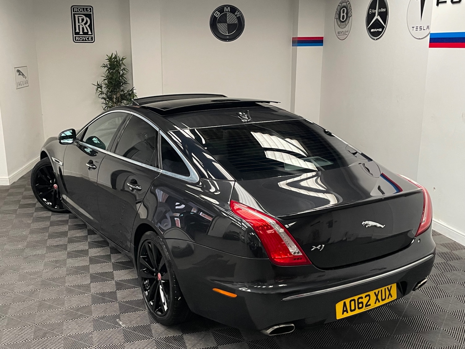 Used Jaguar XJ 2013 for sale - 76057878: Photo 4