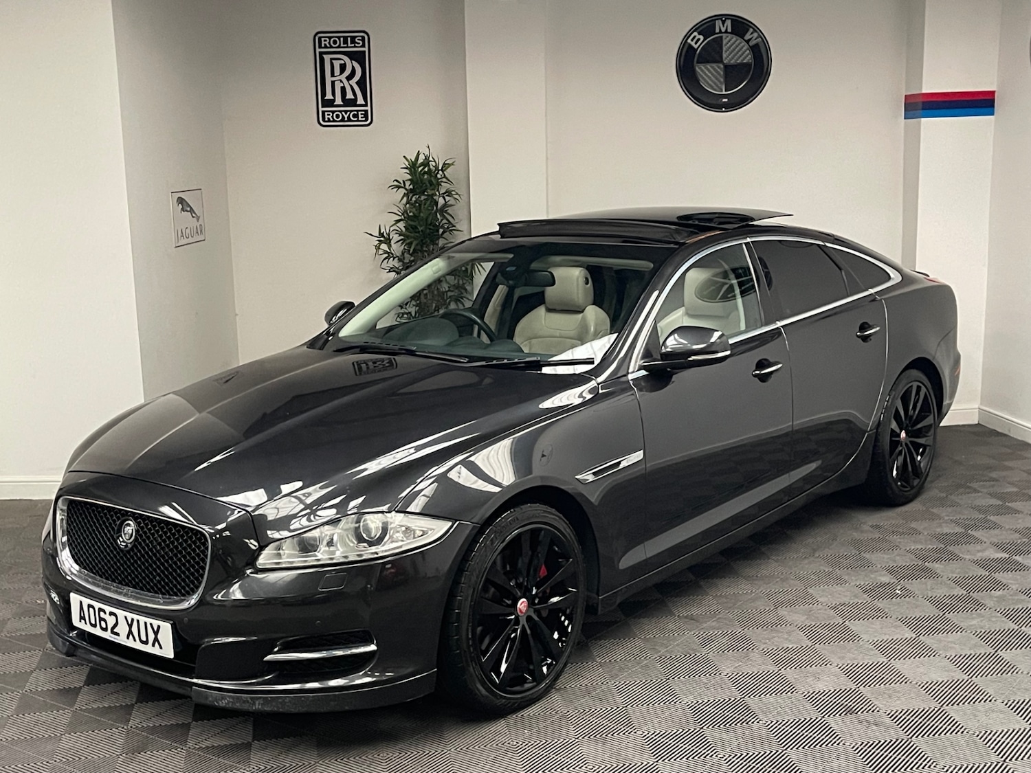 Used Jaguar XJ 2013 for sale - 76057878: Photo 5
