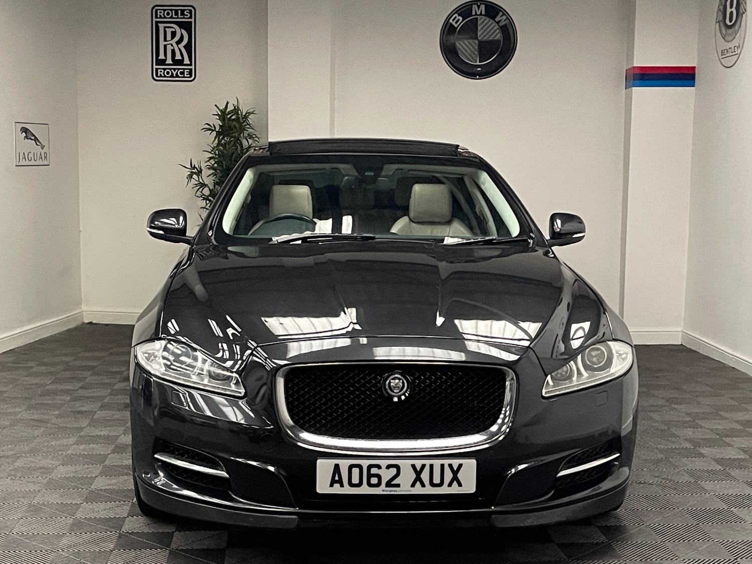 Used Jaguar XJ 2013 for sale - 76057878: Photo 6