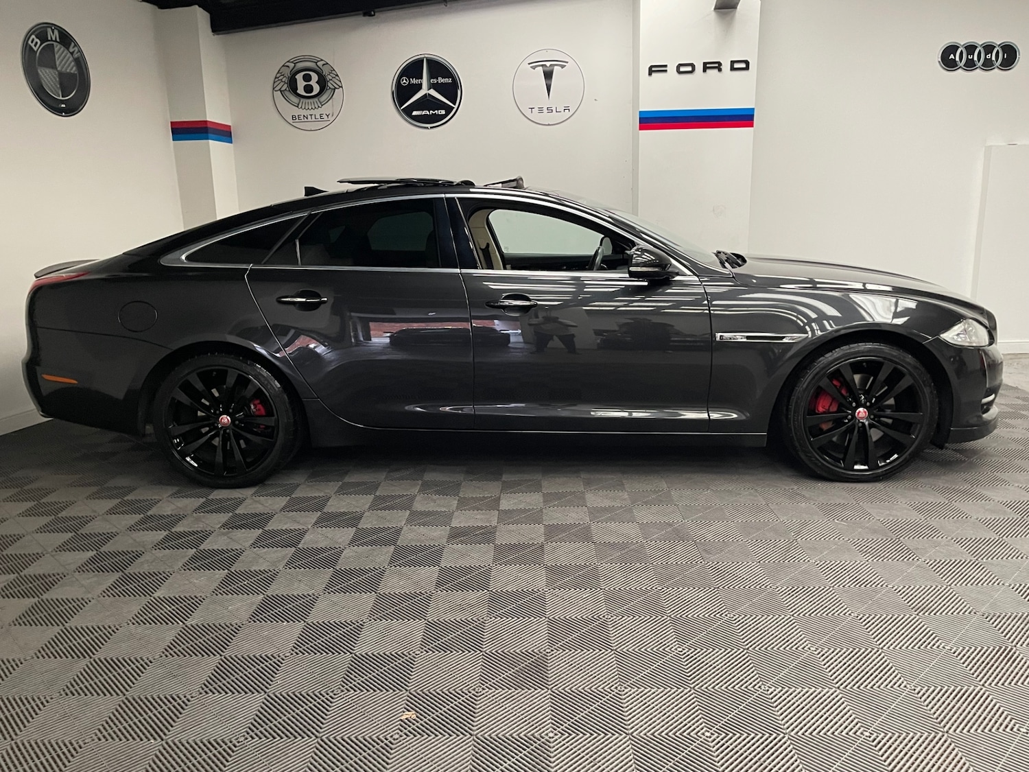 Used Jaguar XJ 2013 for sale - 76057878: Photo 8