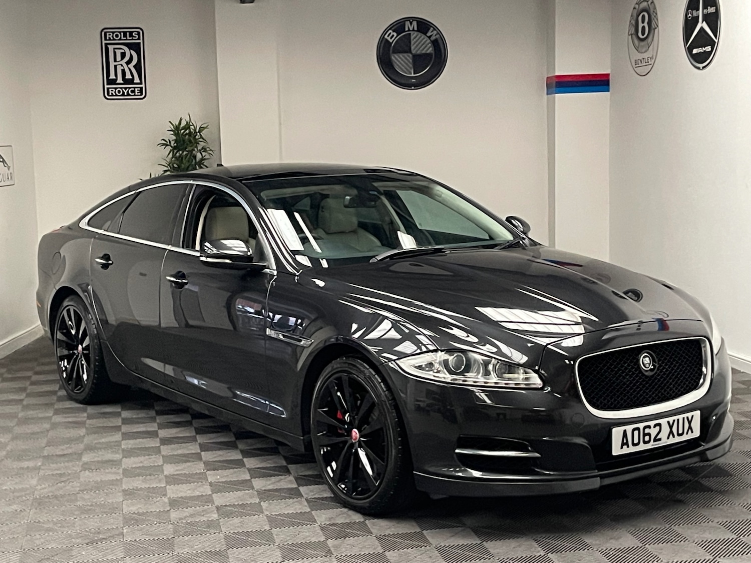 Used Jaguar XJ 2013 for sale - 76057878: Photo 9