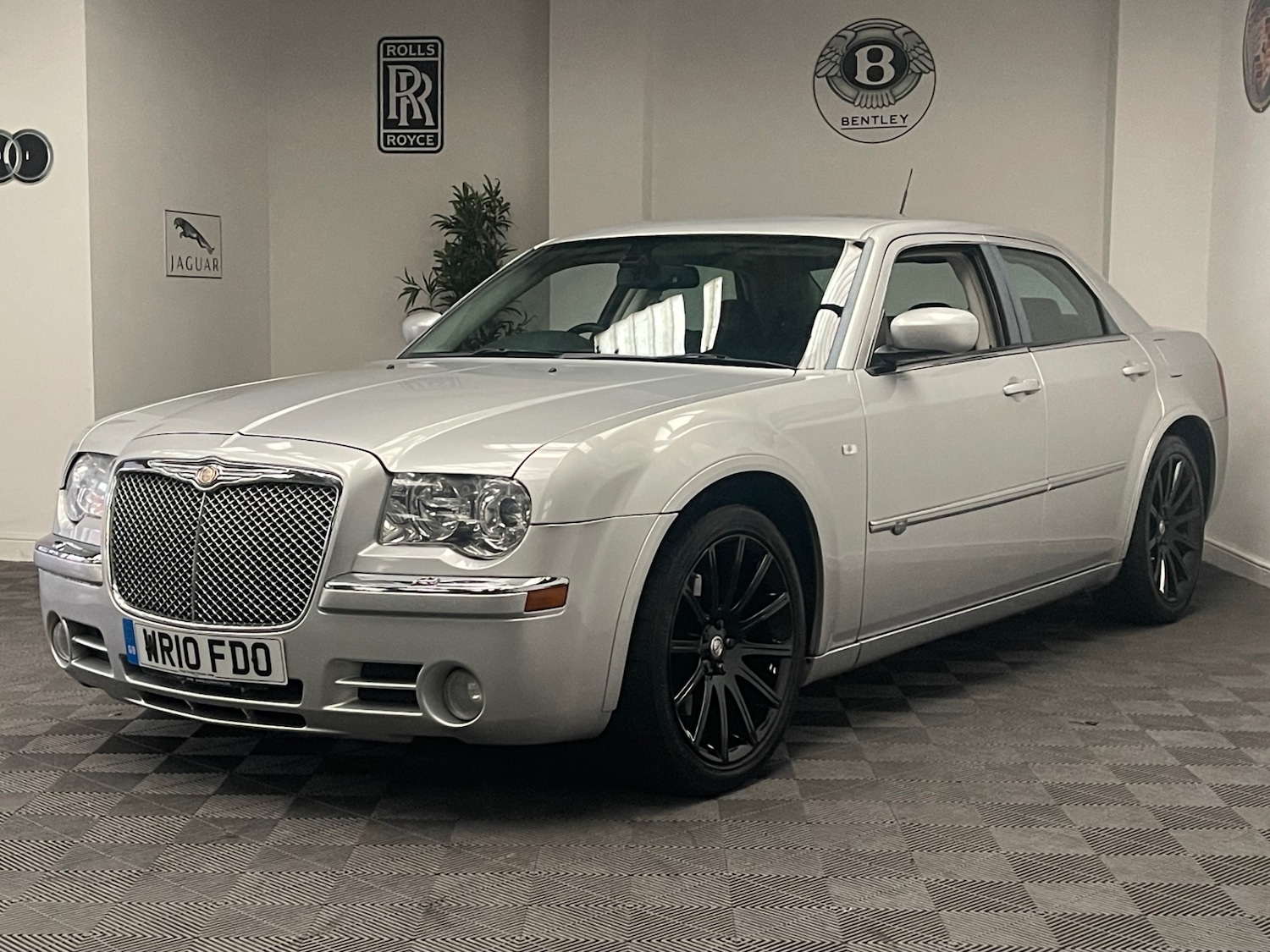 Used Chrysler 300C 2010 for sale - 77062317: Photo 16