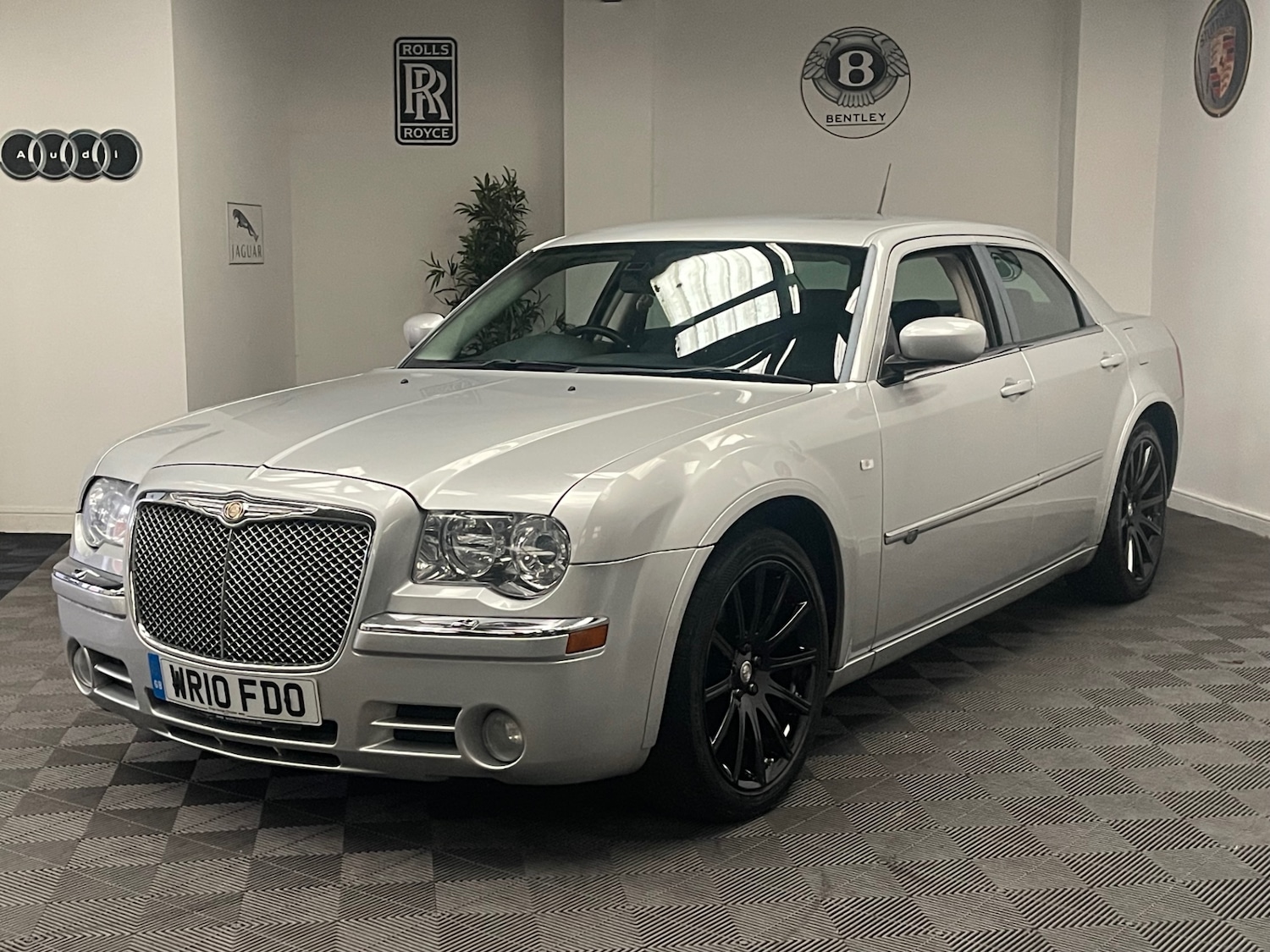Used Chrysler 300C 2010 for sale - 77062317: Photo 18