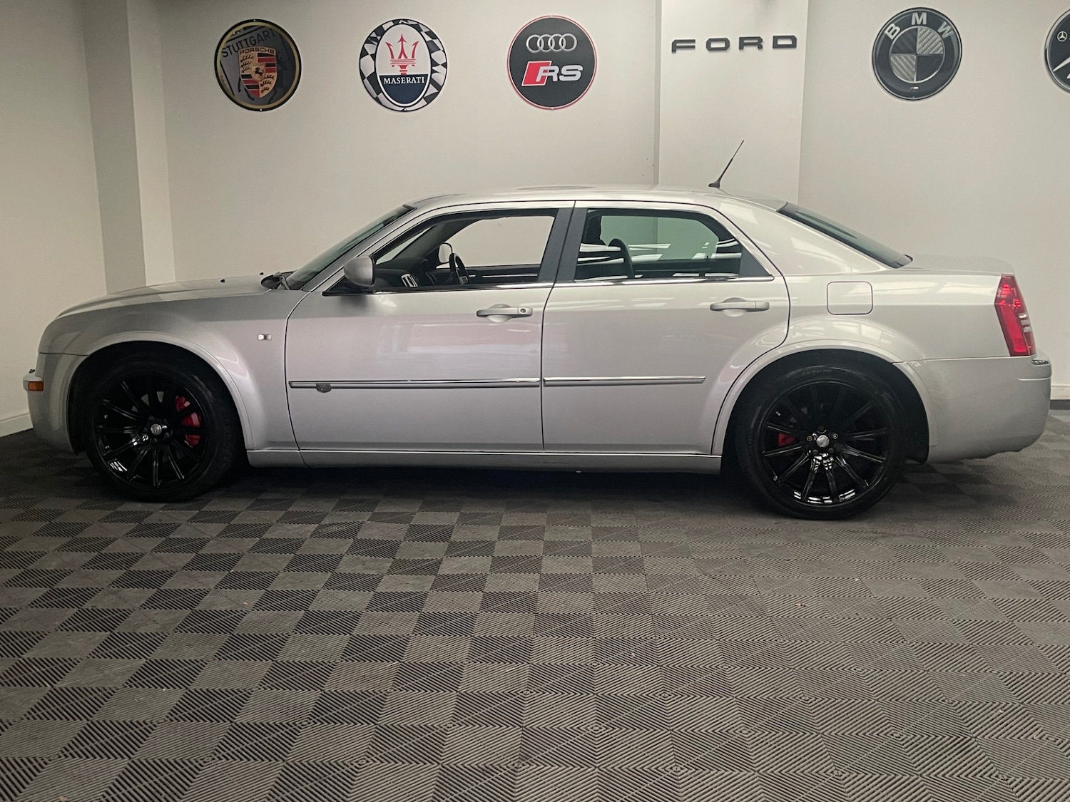 Used Chrysler 300C 2010 for sale - 77062317: Photo 3
