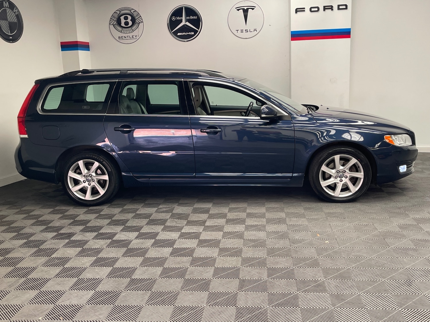 Used Volvo V70 2014 for sale - 76155792: Photo 4