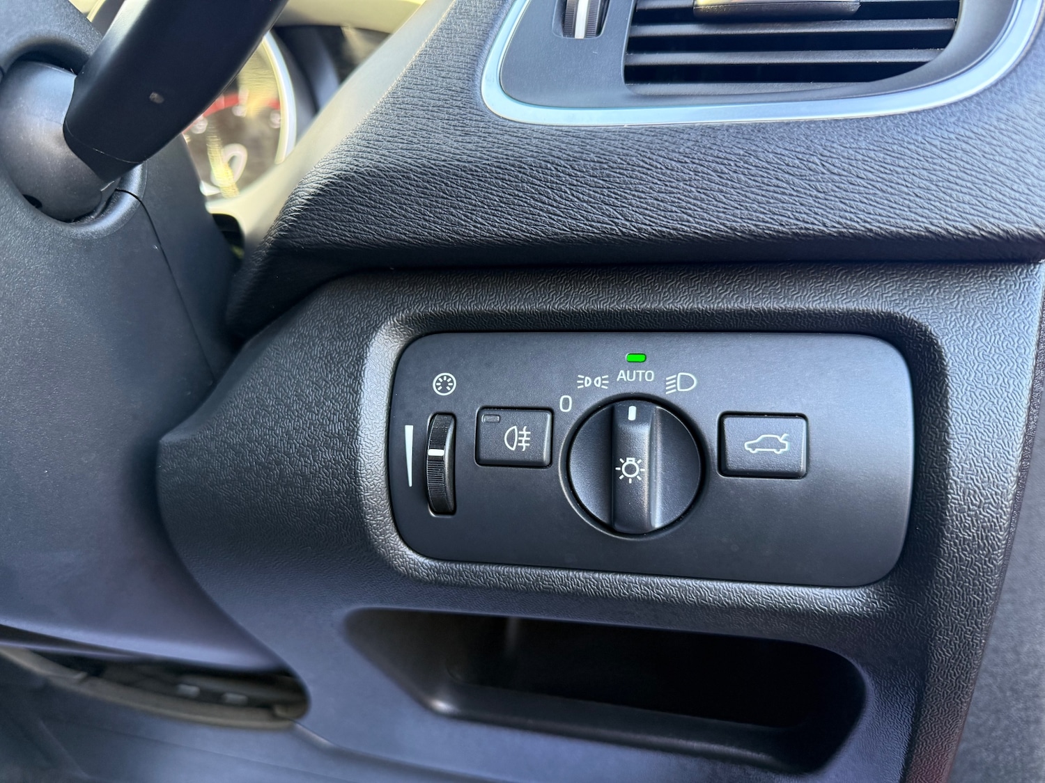 Used Volvo V40 2016 for sale - 76893659: Photo 24