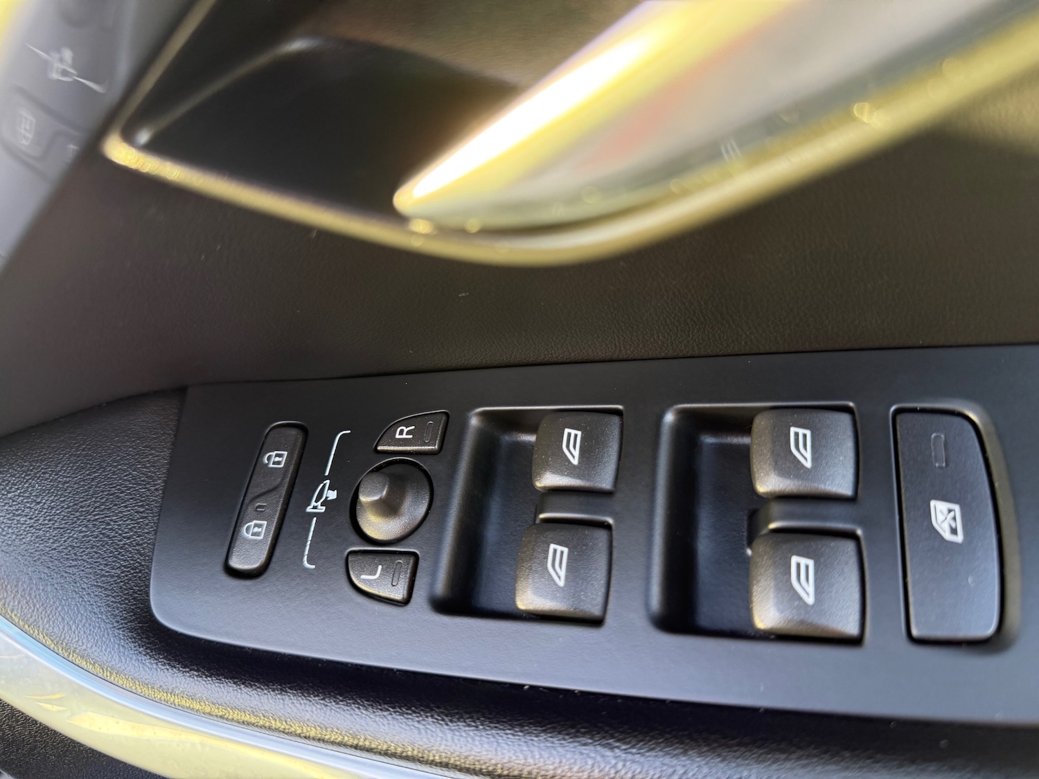 Used Volvo V40 2016 for sale - 76893659: Photo 25