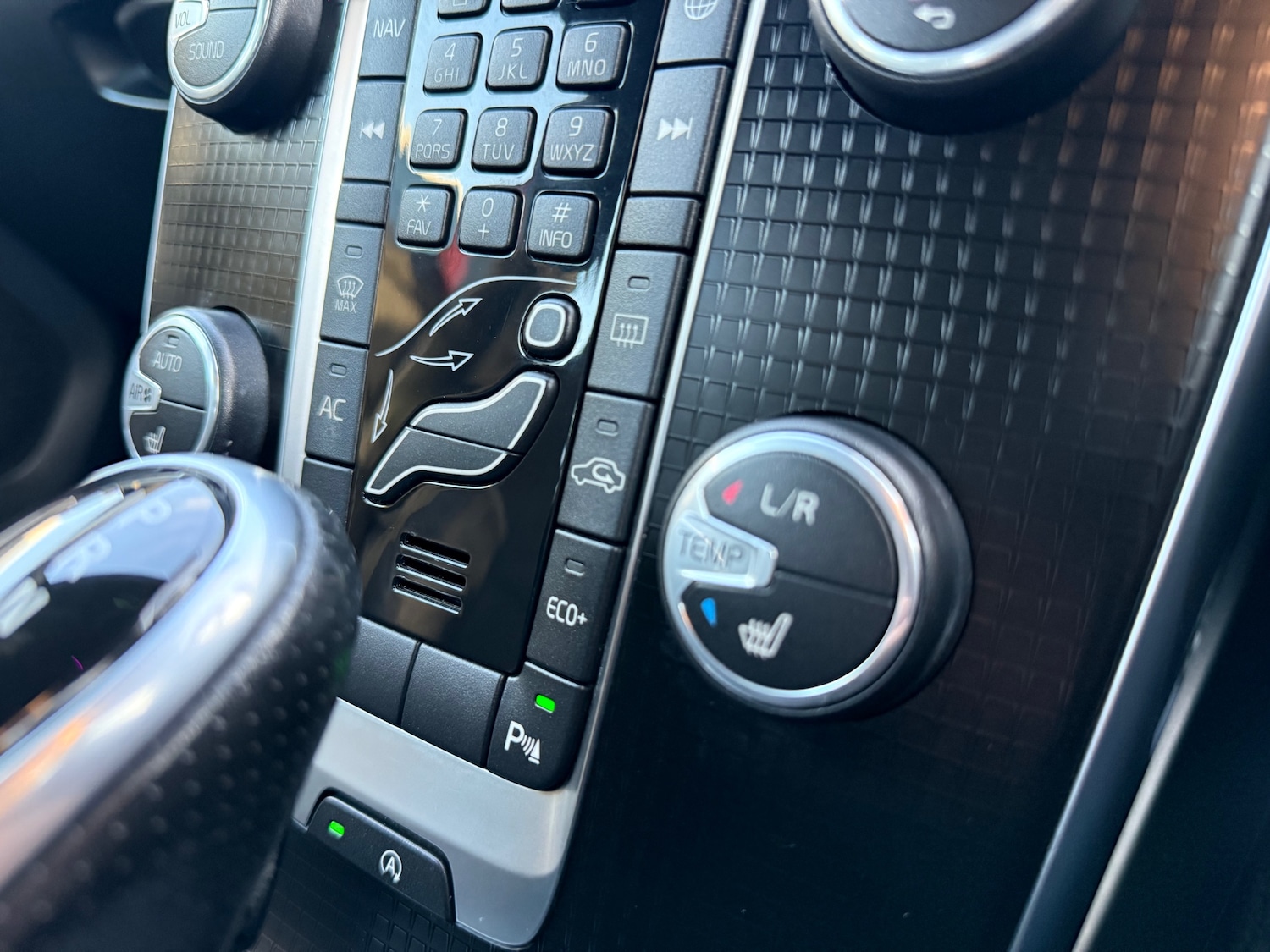 Used Volvo V40 2016 for sale - 76893659: Photo 31