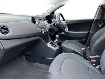 Used Hyundai i10 2017 for sale - 76442000: Photo