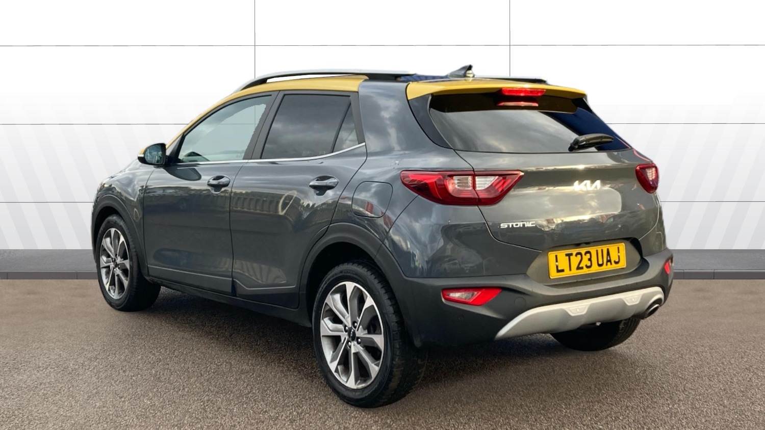 Used Kia Stonic 2023 for sale - 77245461: Photo 2