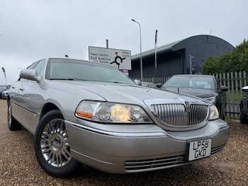 Used Lincoln Town Car 2014 for sale - 78671994: Photo