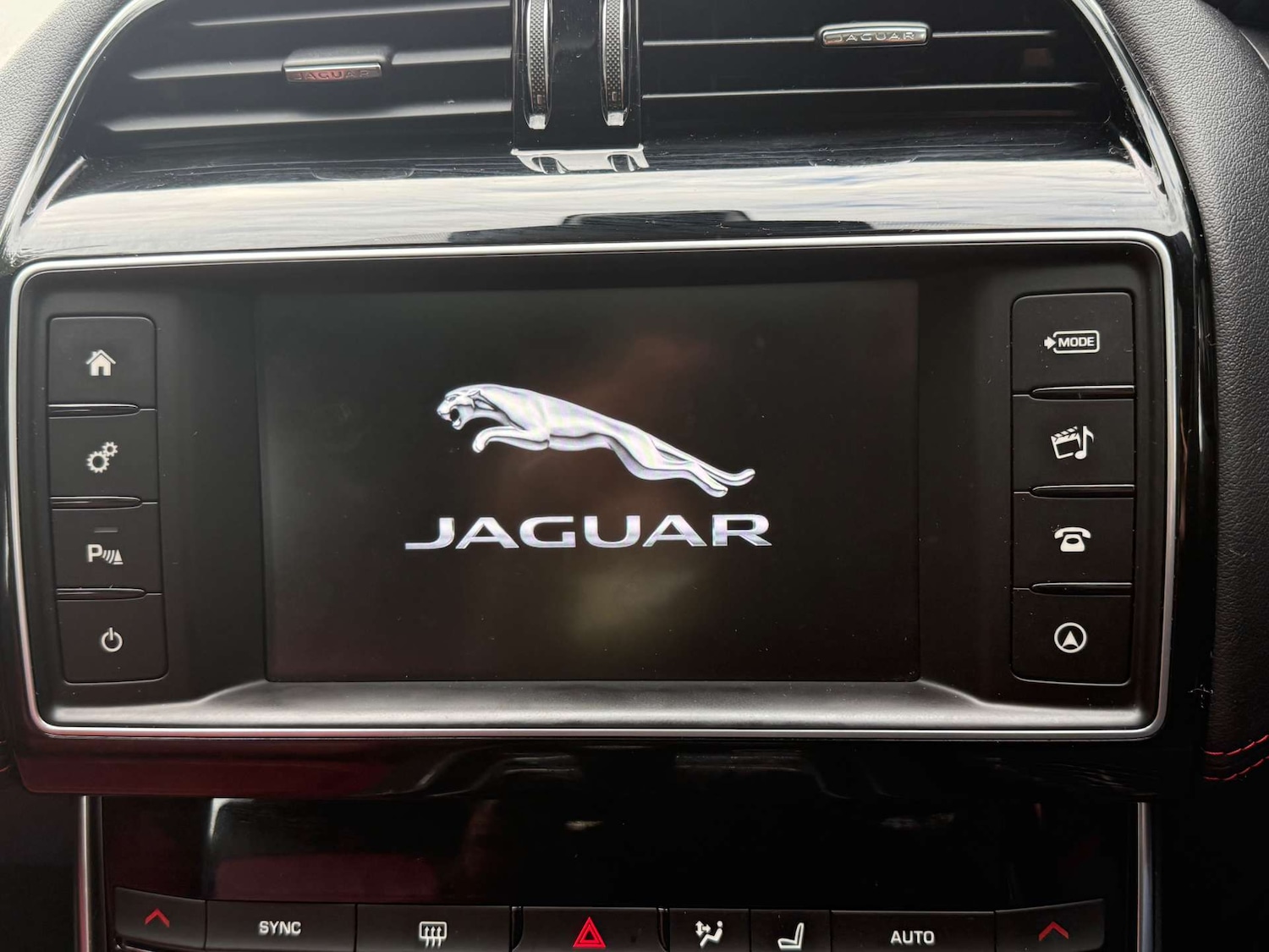 Used Jaguar XE 2015 for sale - 76358326: Photo 15