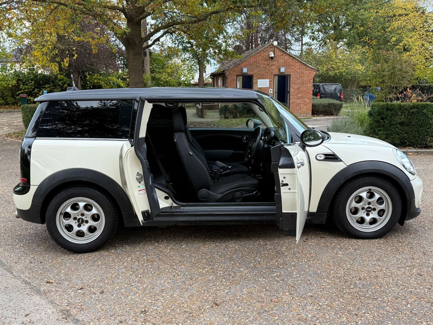 Used MINI Clubman 2024 for sale - 76497671: Photo 2