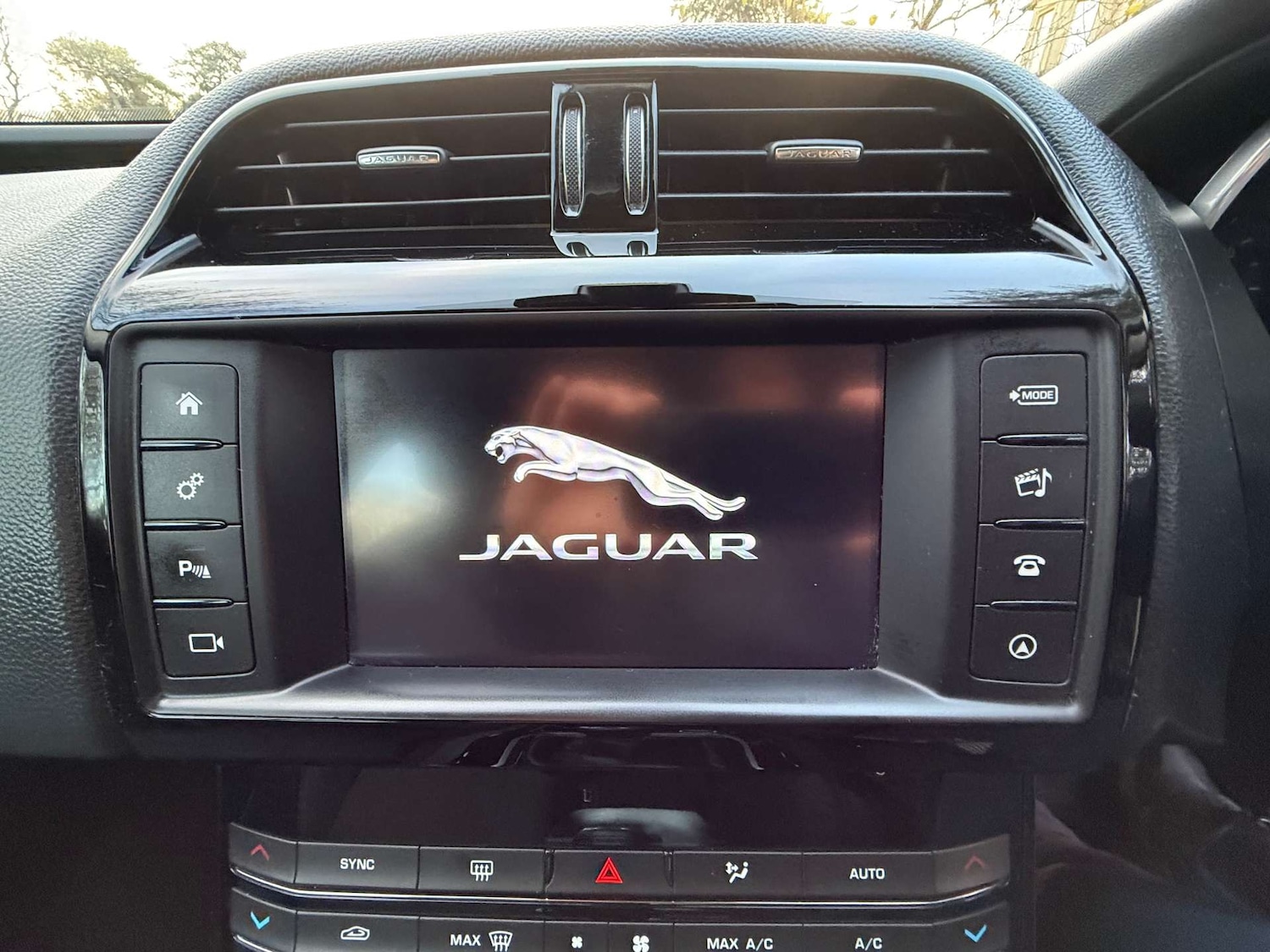 Used Jaguar XE 2016 for sale - 76735787: Photo 24