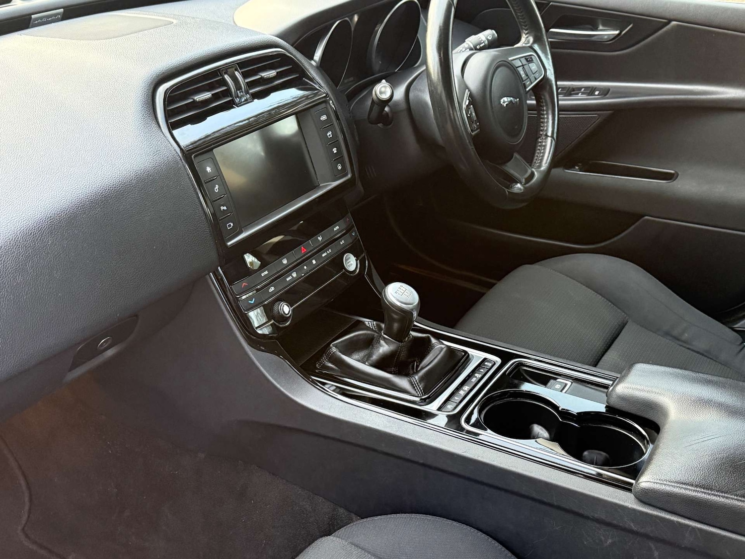 Used Jaguar XE 2016 for sale - 76735787: Photo 32