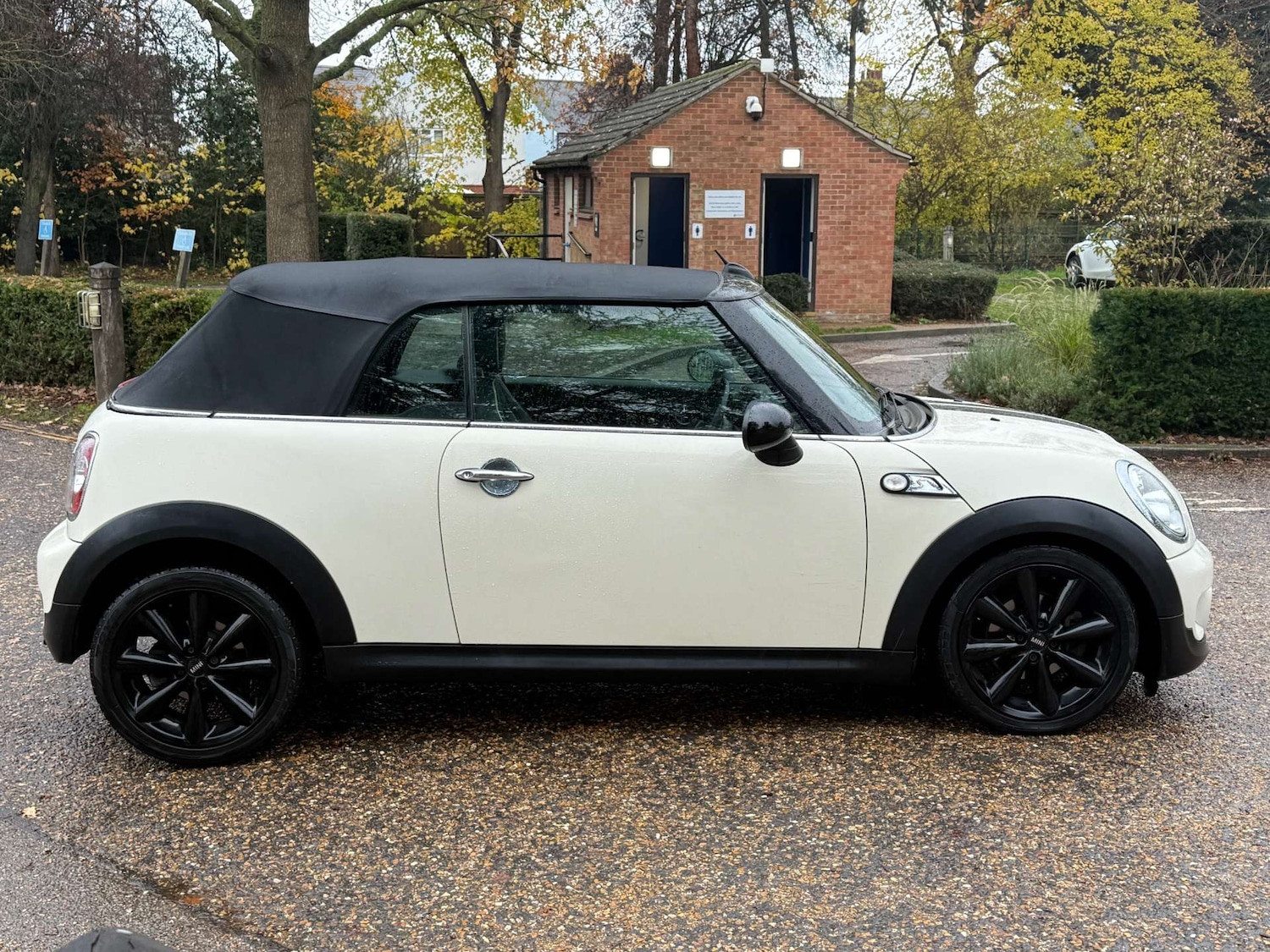 Used MINI Convertible 2012 for sale - 76830130: Photo 2
