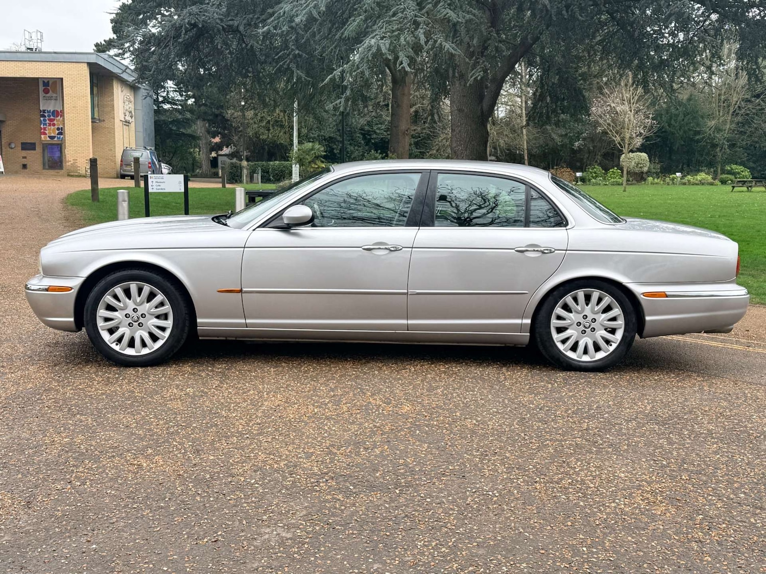 Used Jaguar XJ 2004 for sale - 77694630: Photo 2