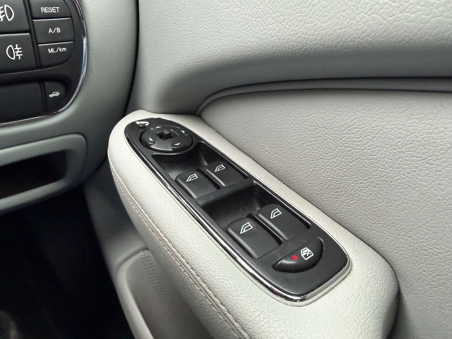 Used Jaguar XJ 2004 for sale - 76830107: Photo 14