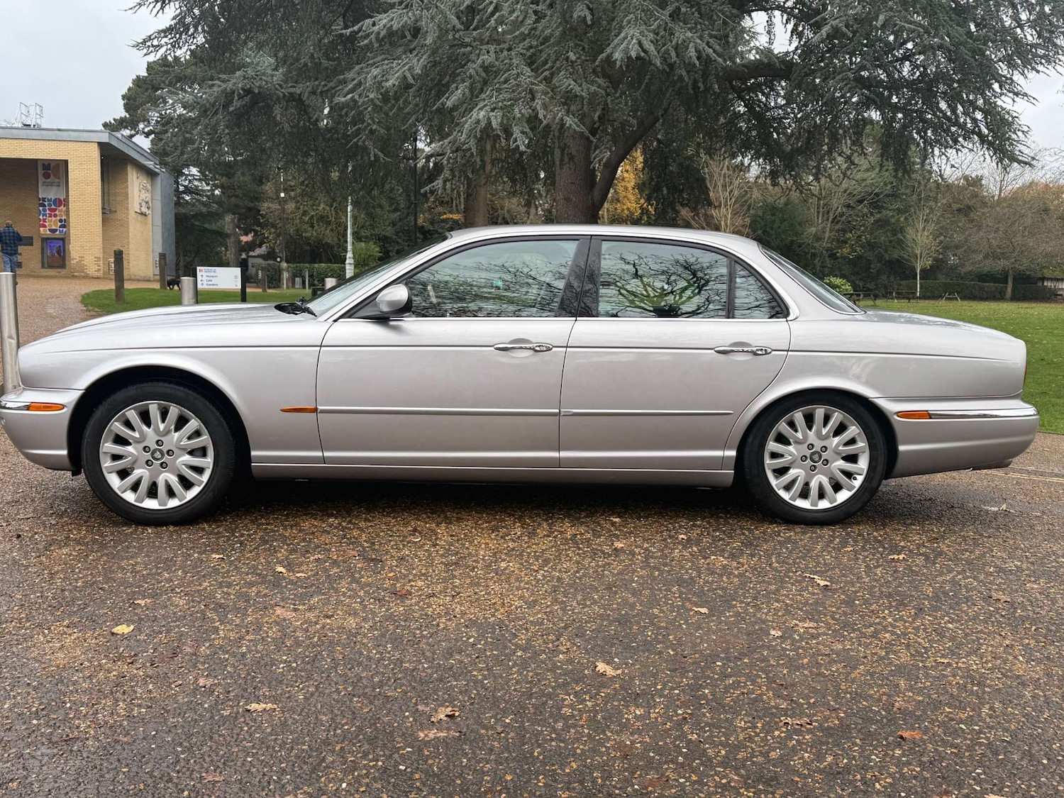 Used Jaguar XJ 2004 for sale - 76830107: Photo 3