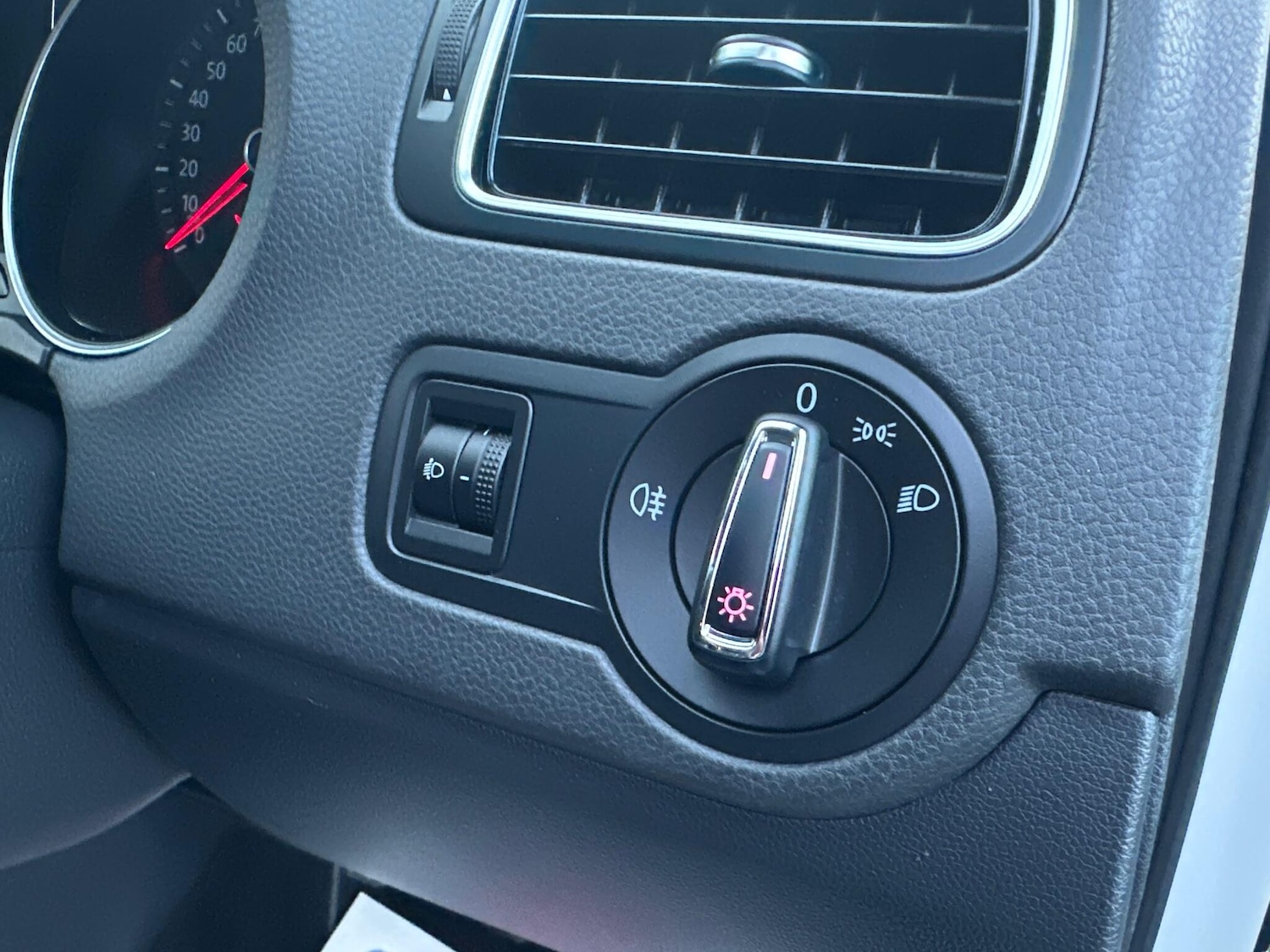 Used Volkswagen Polo 2015 for sale - 77102011: Photo 40