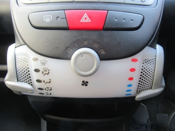 Used Toyota AYGO 2012 for sale - 76132780: Photo 24