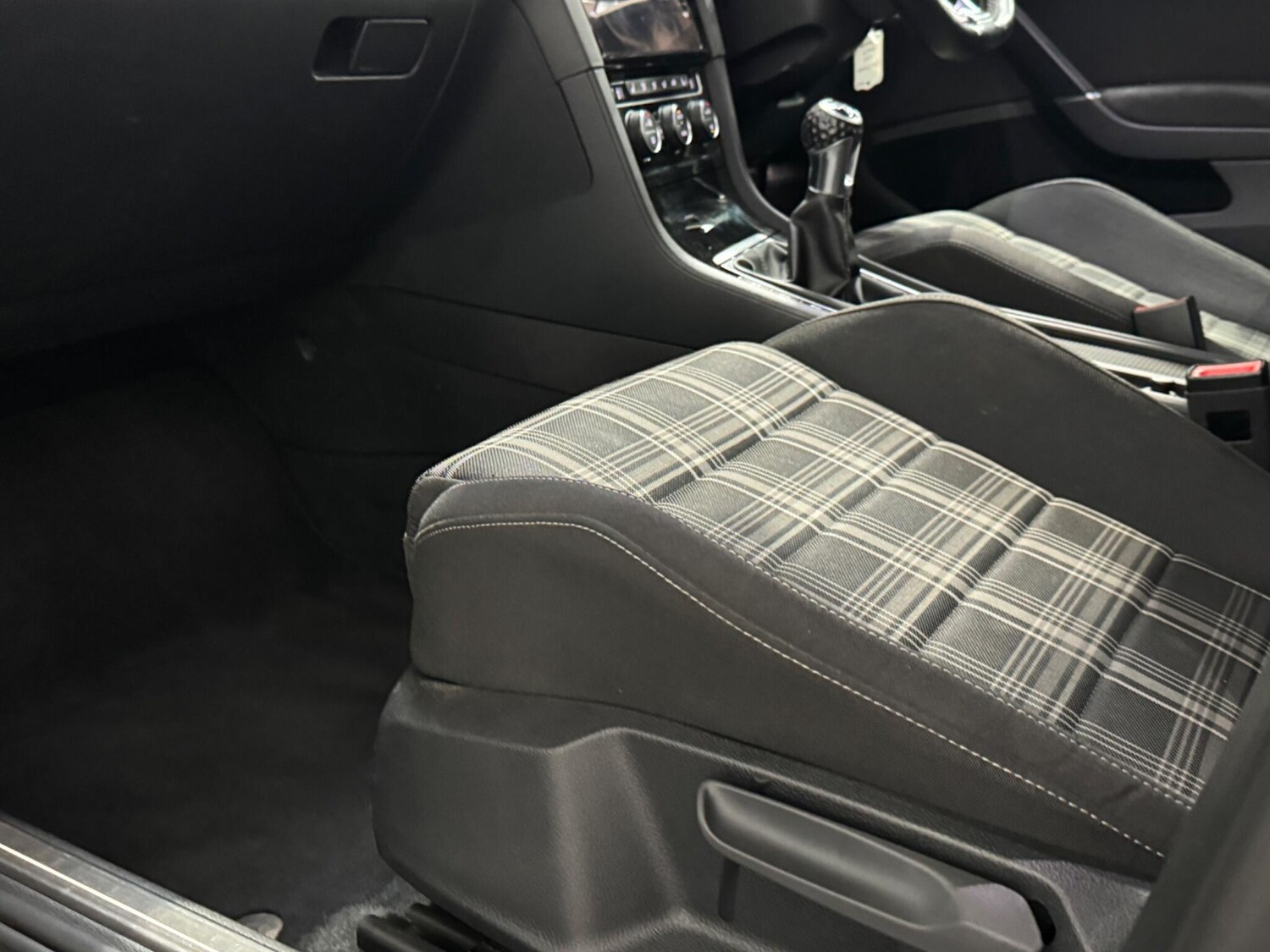 Used Volkswagen Golf 2017 for sale - 76942660: Photo 65