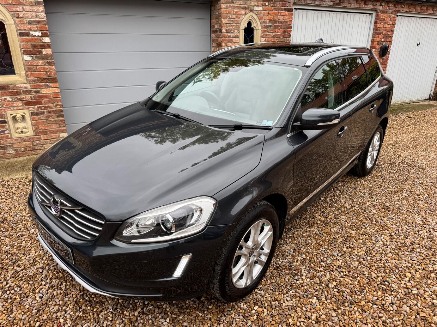 Used Volvo XC60 2015 for sale - 76324734: Photo 2