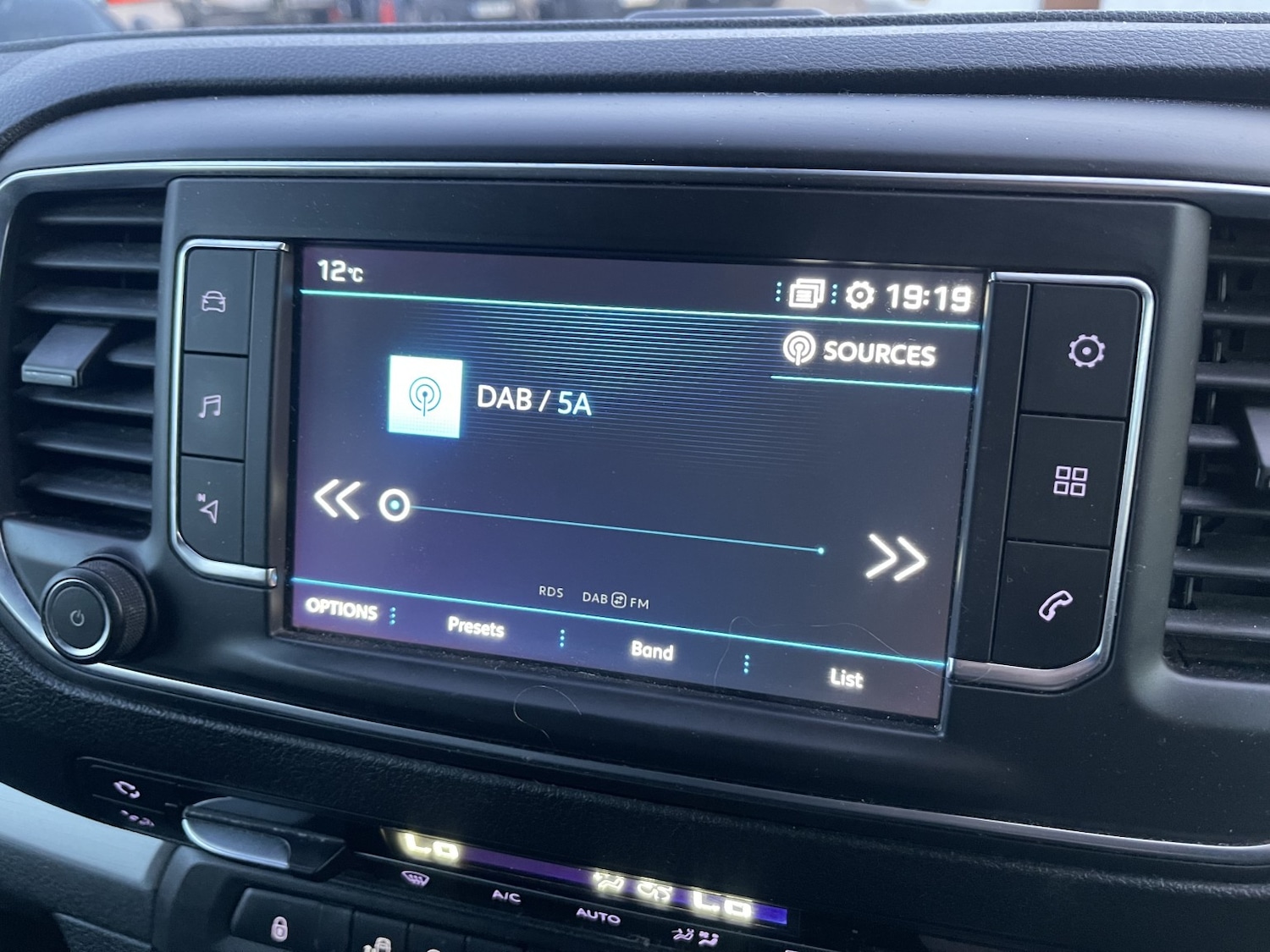 Used Peugeot Traveller 2017 for sale - 77968804: Photo 45