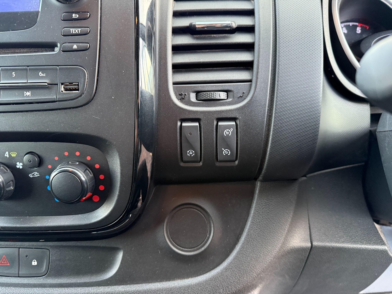 Used Vauxhall Vivaro 2018 for sale - 77131151: Photo 27